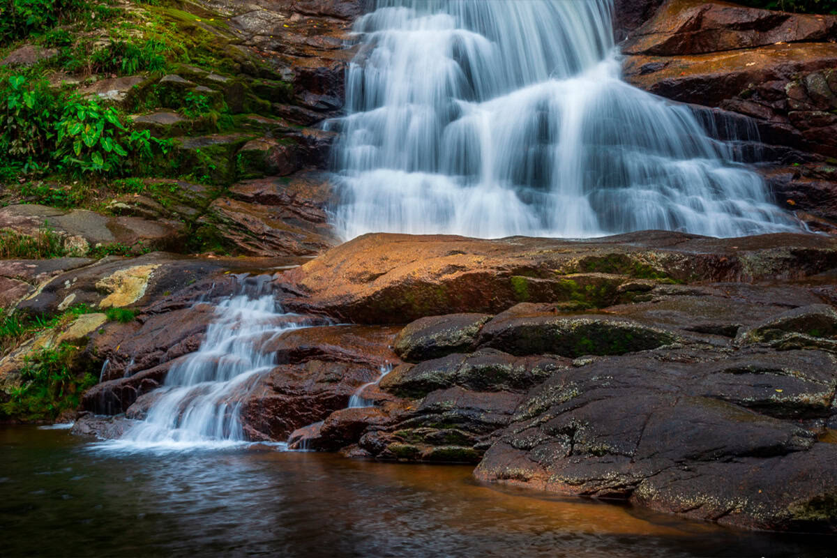 Cachoeira da Pedra Branca em Paraty com quedas em sequência e poço profundo de águas claras
