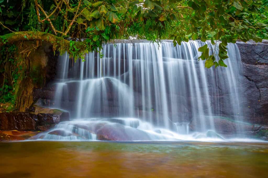 Guia das melhores cachoeiras de Paraty com acesso fácil: como chegar, nível da trilha, estrutura, custos e dicas para famílias. Reserve na Doce Paraty.