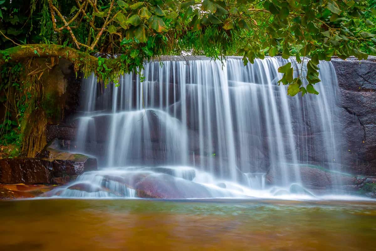 Cachoeira das Sete Quedas em Paraty com quedas em degraus, jardins e piscina natural represada
