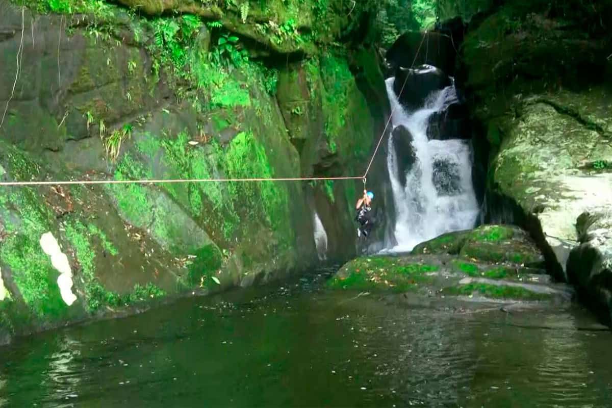 Cachoeira do Crepúsculo no Sertão do Taquari, quedas entre grandes rochas e mata atlântica