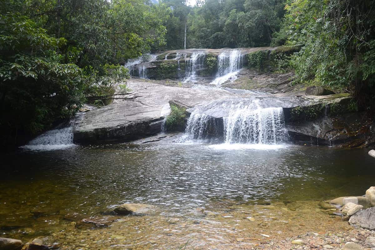 Cachoeira do Iriri em área indígena, duas quedas formando poços de água clara entre árvores