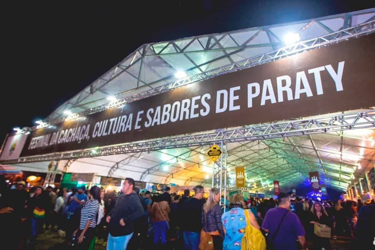 Agosto em Paraty: festival de cachaça, sabores e música