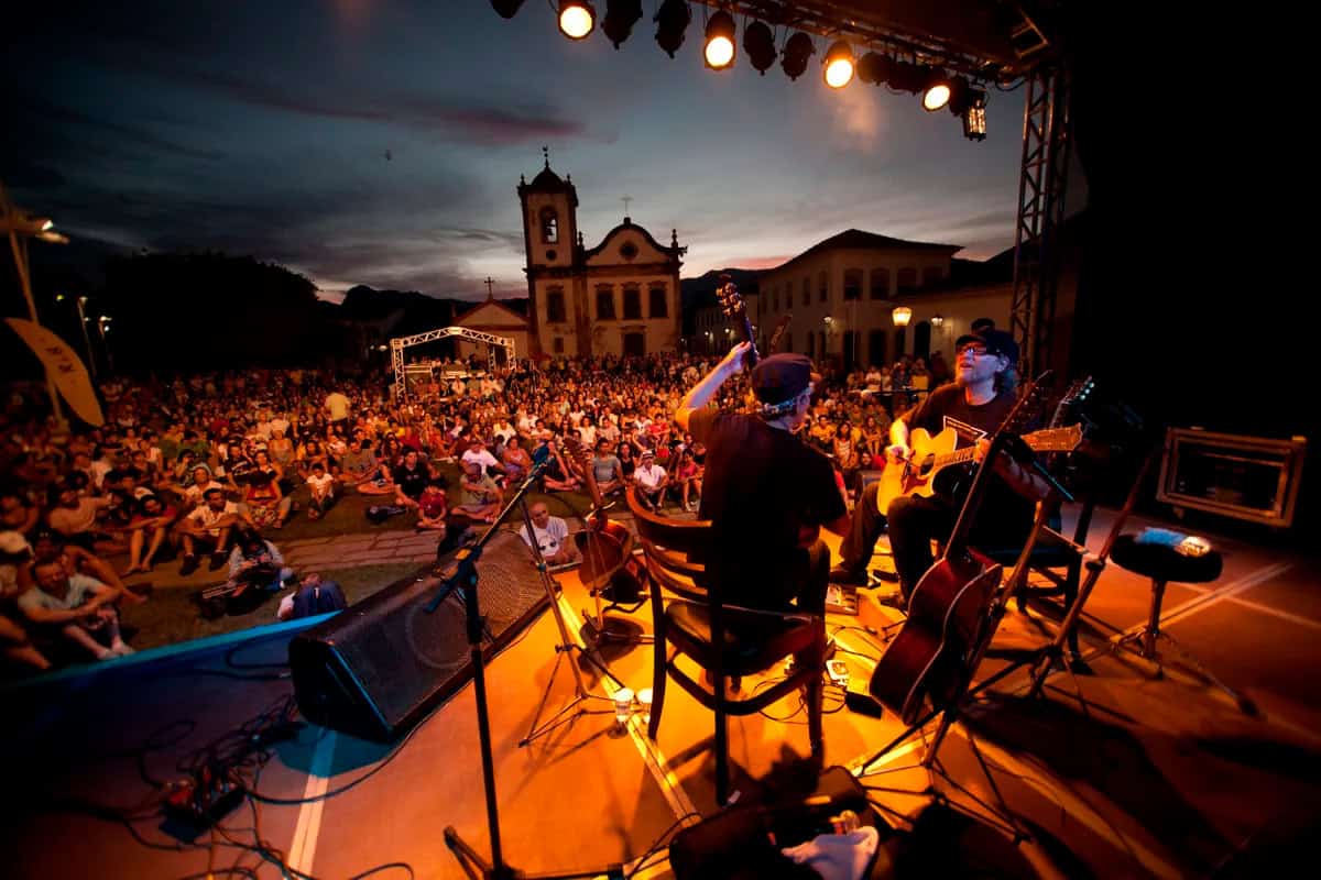 Junho em Paraty: shows ao ar livre e gastronomia com frutos do mar