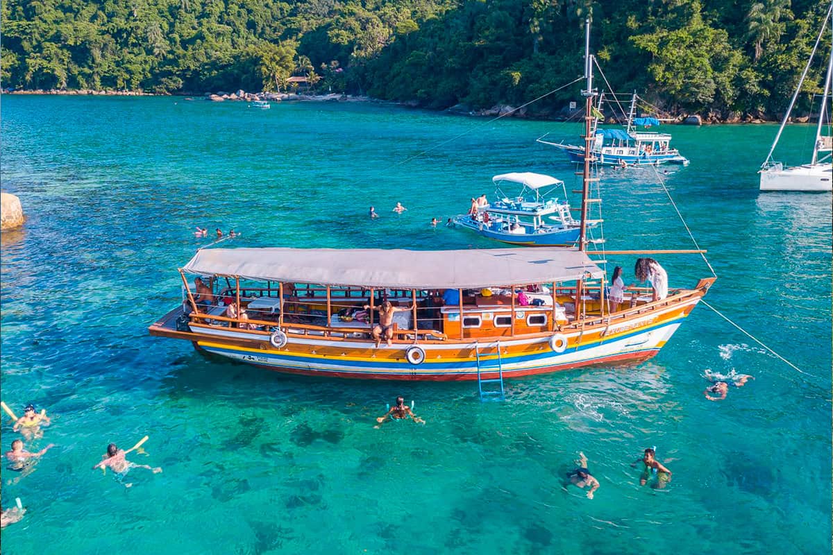 Outubro em Paraty: passeios de barco e cachoeiras com menos fila