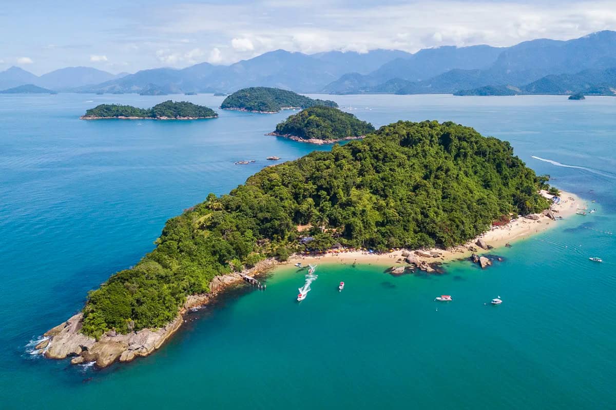 Ilha do Pelado com praias de águas calmas e areia clara, ideal para famílias