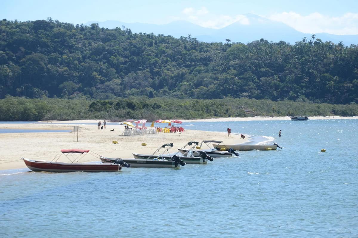 Paraty-Mirim com mar calmo, igreja histórica e encontro do rio com o mar