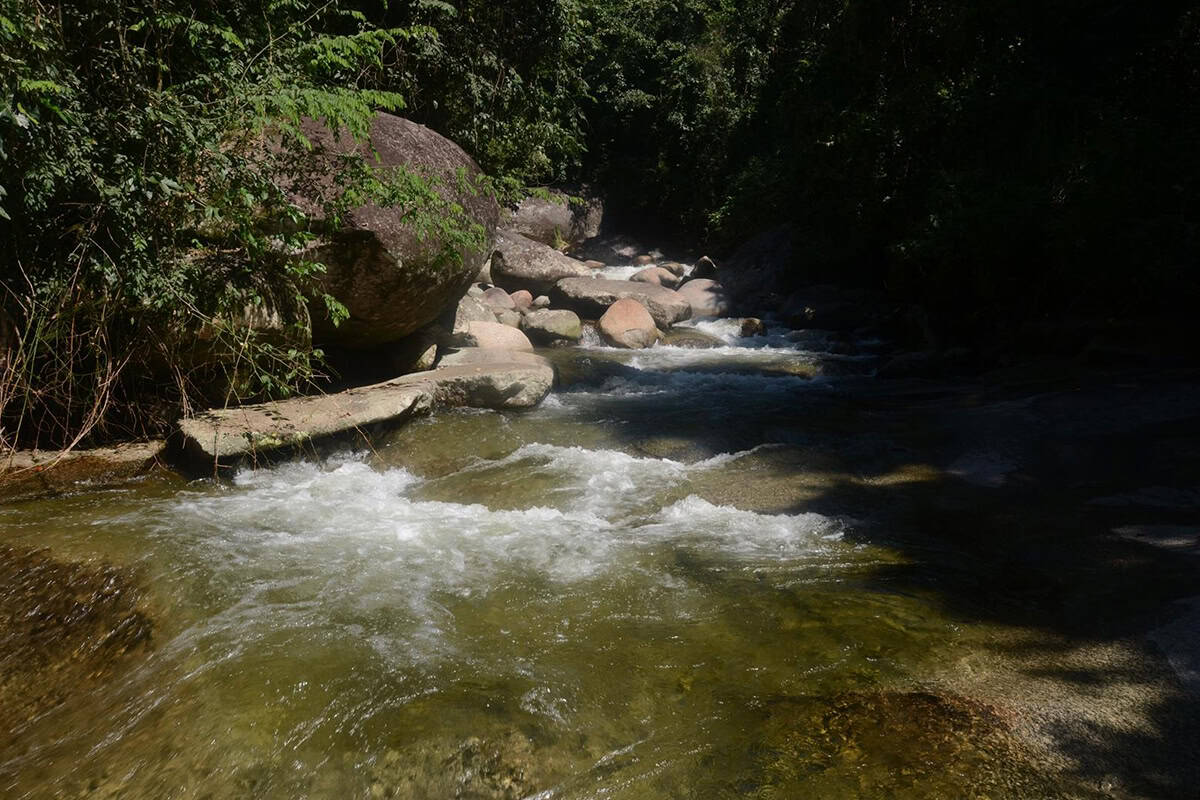 Poço da Laje no bairro Corisco, grande piscina natural rasa com fundo de areia