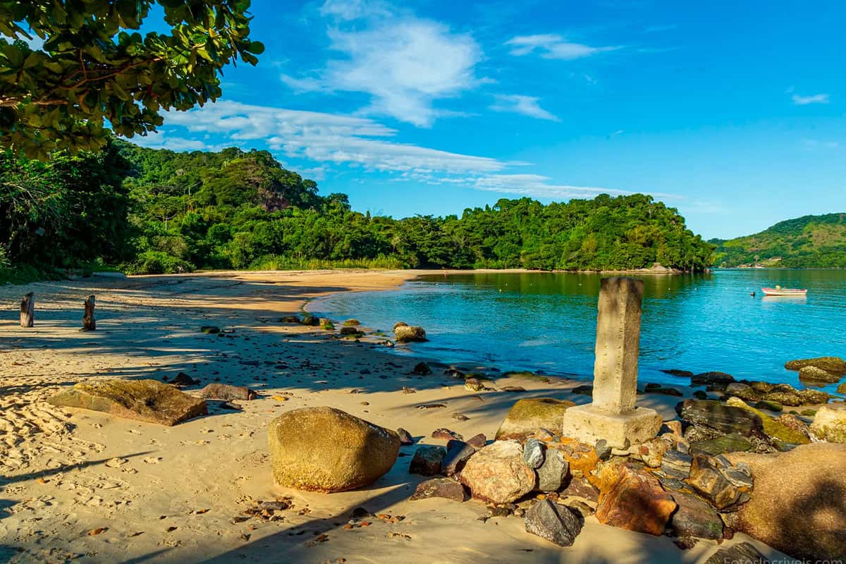 Praia de São Gonçalinho, pequena enseada com águas transparentes e vegetação nativa