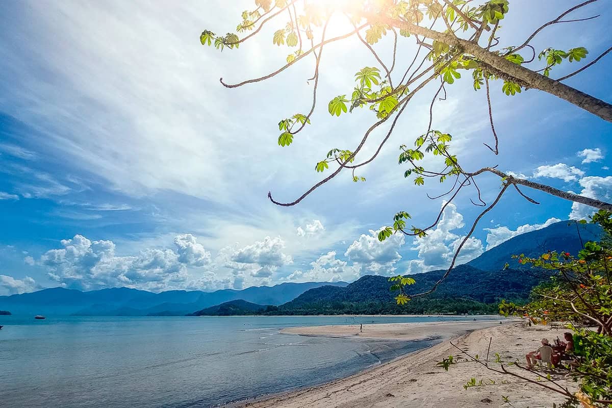 Praia de São Gonçalo com águas claras e quiosques pé na areia