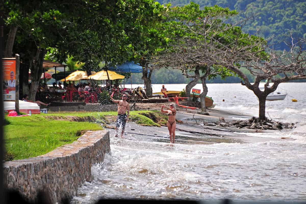 Praia do Jabaquara em Paraty com quiosques, águas rasas e faixa de areia extensa
