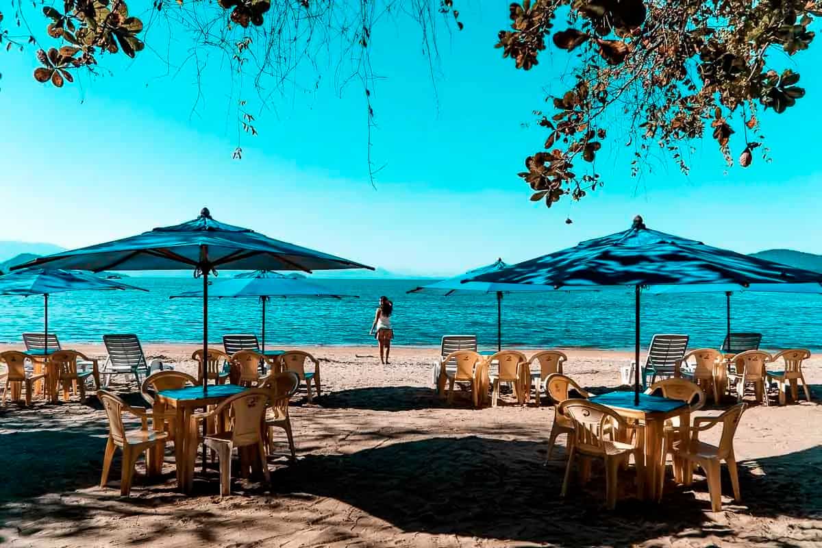 Praia do Pontal em Paraty com vista para o Centro Histórico e quiosques à beira-mar