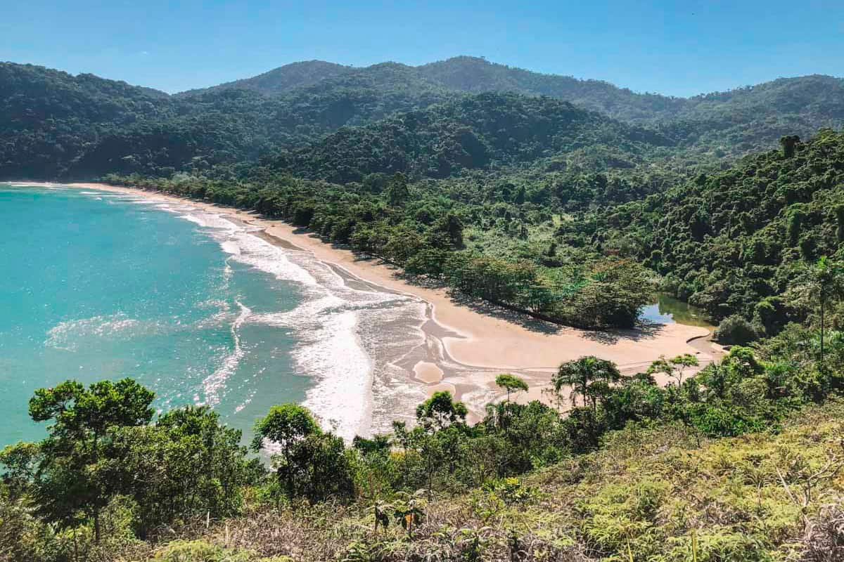 Praia do Sono com faixa extensa de areia e mata atlântica preservada