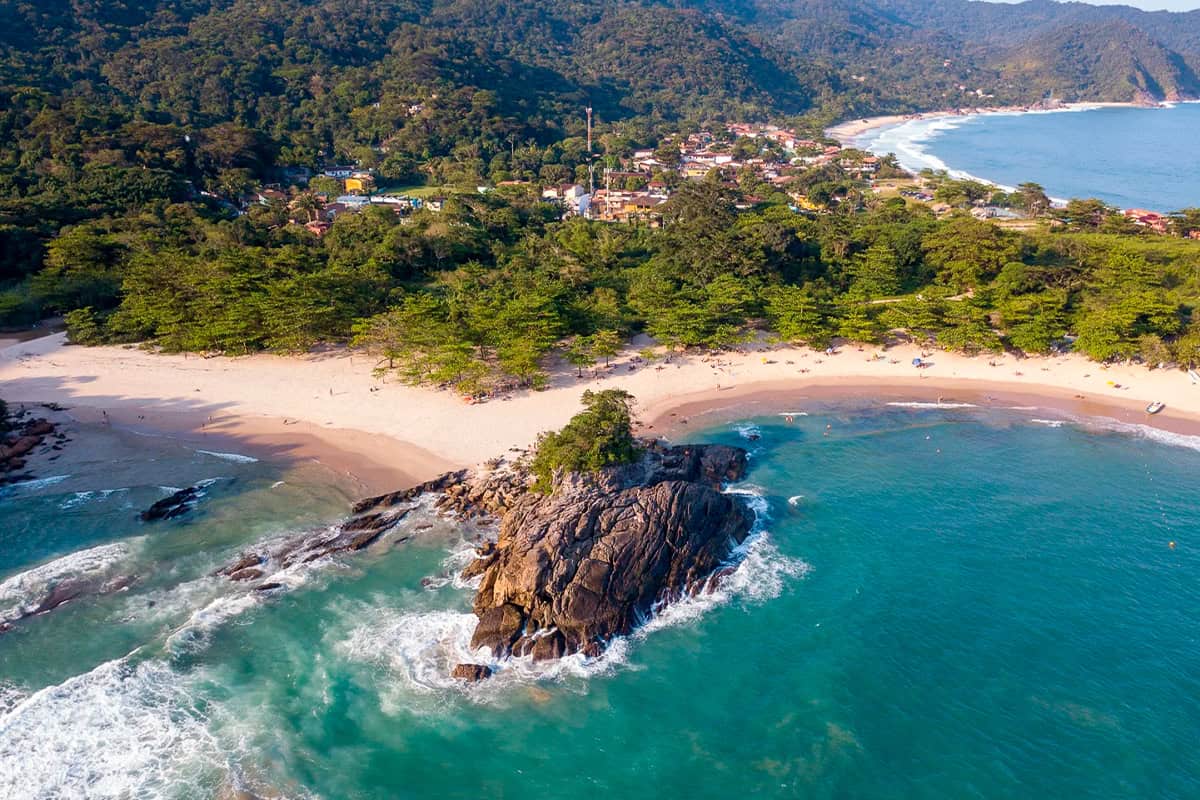 Trindade, Praia do Meio, com encontro do rio e mar entre grandes pedras